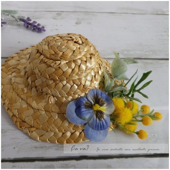 麦わら帽子と春のお花のブローチ（青色のパンジー） 2枚目の画像