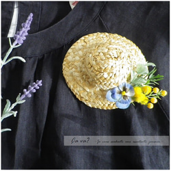 麦わら帽子と春のお花のブローチ（青色のパンジー） 3枚目の画像