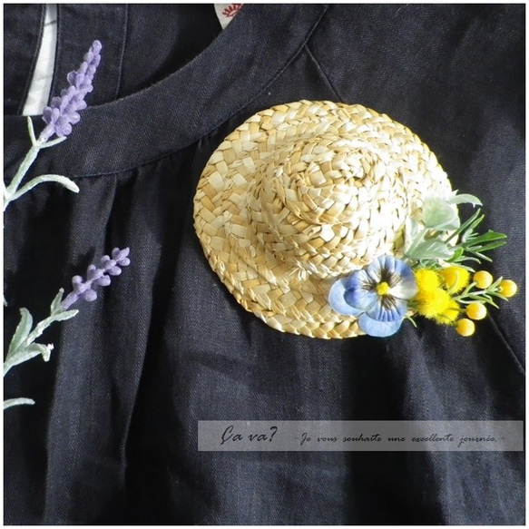 麦わら帽子と春のお花のブローチ（青色のパンジー） 3枚目の画像