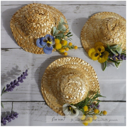 麦わら帽子と春のお花のブローチ（青色のパンジー） 4枚目の画像