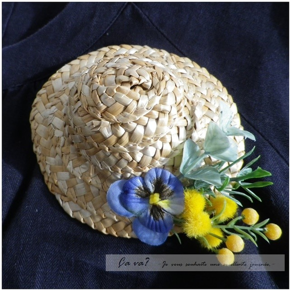 麦わら帽子と春のお花のブローチ（青色のパンジー） 7枚目の画像