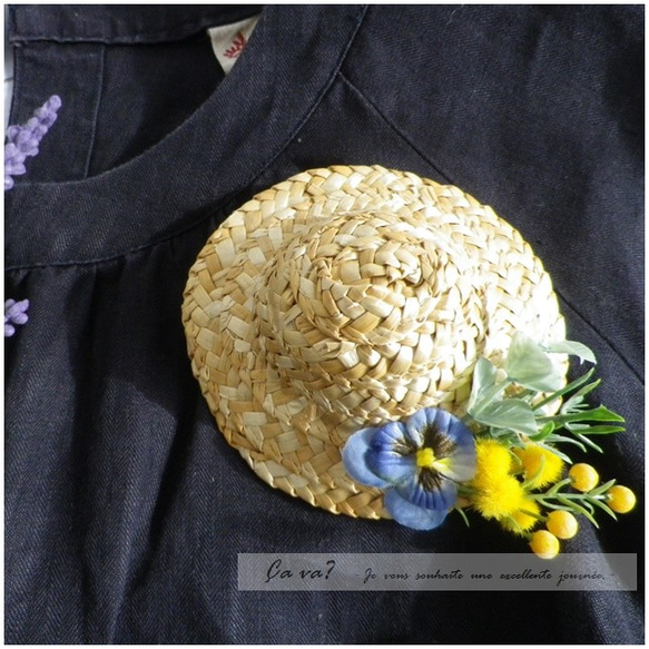 麦わら帽子と春のお花のブローチ（青色のパンジー） 8枚目の画像