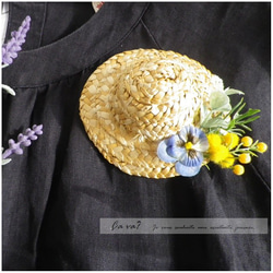 麦わら帽子と春のお花のブローチ（青色のパンジー） 10枚目の画像