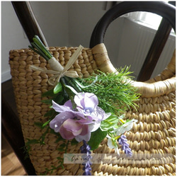 カゴバッグに涼しげなパープルの野の花コサージュを添えて＊＊ 1枚目の画像
