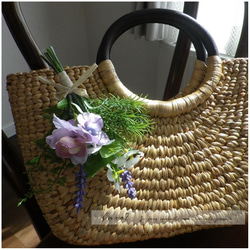 カゴバッグに涼しげなパープルの野の花コサージュを添えて＊＊ 2枚目の画像
