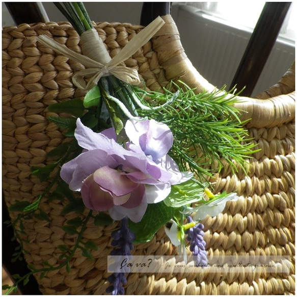カゴバッグに涼しげなパープルの野の花コサージュを添えて＊＊ 3枚目の画像
