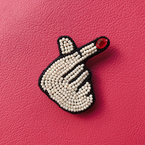送料無料/ビーズ刺繍 ✳︎きゅん♡指ハートとLove文字ブローチの3点
