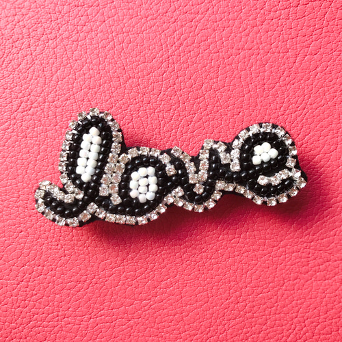 送料無料/ビーズ刺繍 ✳︎きゅん♡指ハートとLove文字ブローチの3点