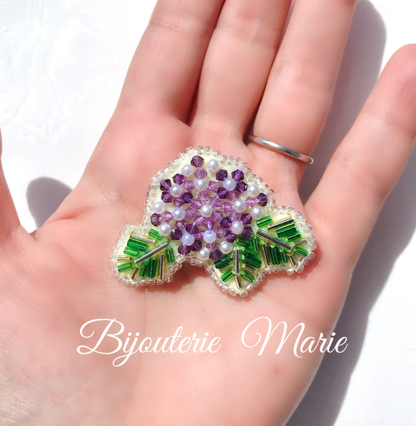 ビーズ刺繍ブローチ　✳︎クリスタルガラスの紫陽花(ライラックカラー)✳︎ /大人可愛い/あじさい/アジサイ/梅雨/母の日 2枚目の画像