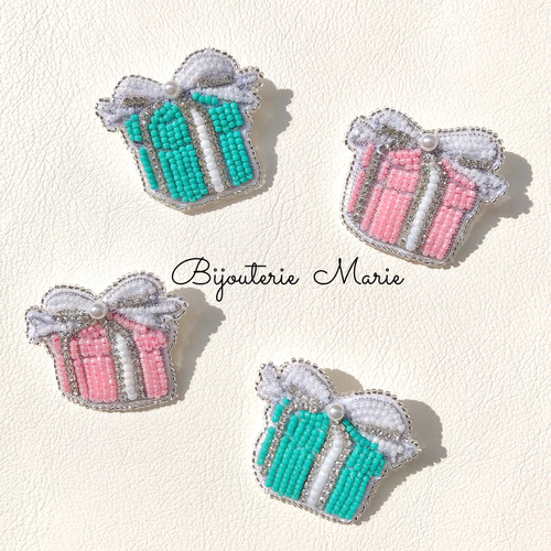 ビーズ刺繍 ✳︎プレゼントBOXのブローチ/blue✳︎ ブローチ