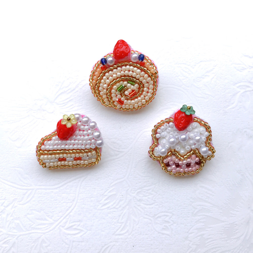 ビーズ刺繍 スイーツブローチ✳︎ひと口サイズのロールケーキ 