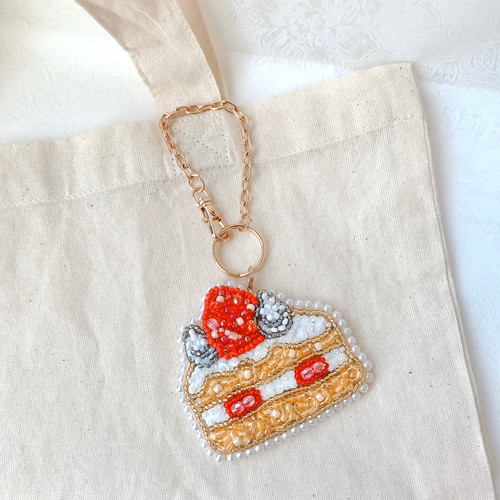 ビーズ刺繍 スイーツバッグチャーム✳︎昔ながらのショートケーキ