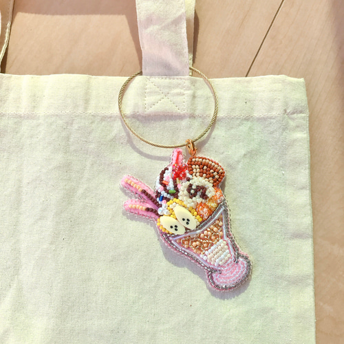 ビーズ刺繍 スイーツバッグチャーム ✳︎ナッツたっぷりチョコ ビーズ刺繍 スイーツバッグチャーム ✳︎ナッツたっぷりチョコ