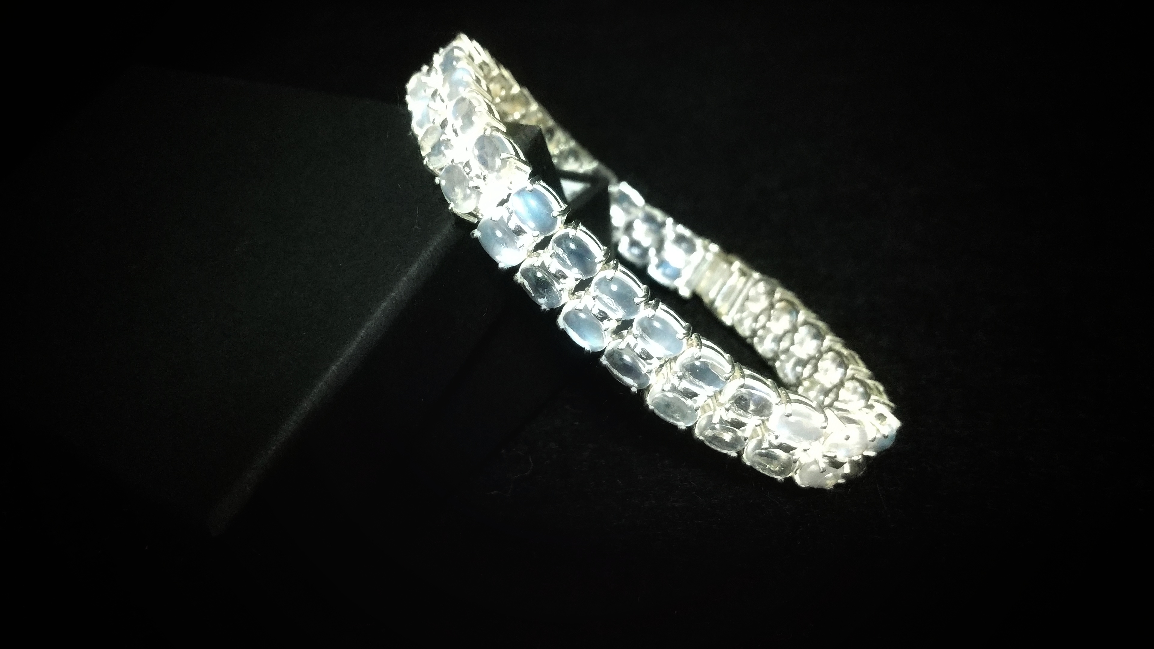 ムーンストーンのシルバーブレスレット