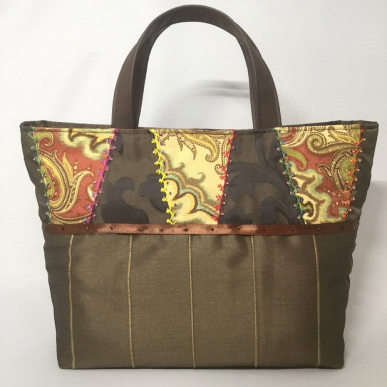 ブラウン x ゴールドストライプのふんわりV字キルトトート 4,800円