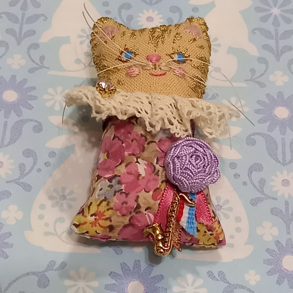 ドールブローチ/バッグチャーム/バッグチャームドール/ドールチャーム/ピンクの花柄ワンピースにサックスを持ったネコさん 5枚目の画像