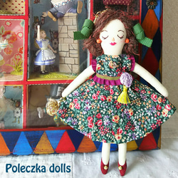 ドールチャーム／Poleczka dolls ／ ポレチュカドールズ＊みどりのリボンと花柄グリーンのワンピースさん 1枚目の画像