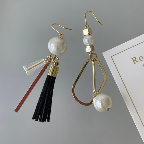 アシンメトリーのタッセルピアス・イヤリング イヤリング