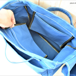ブルーの５つポケットの大きめショルダートートバッグ 5枚目の画像