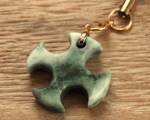 糸魚川翡翠ストラップ S01073 26.5mm*26.5mm*6mm 糸魚川産ヒスイ