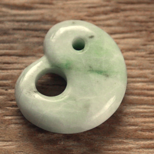 93 糸魚川 翡翠 勾玉 パワーストーン 糸魚川翡翠異形勾玉 M07893 25mm