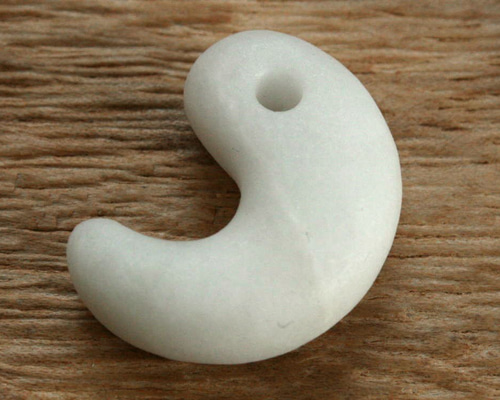 糸魚川産翡翠(磨き加工)と勾玉 0_5439962f224b53a79e65f4281fa0