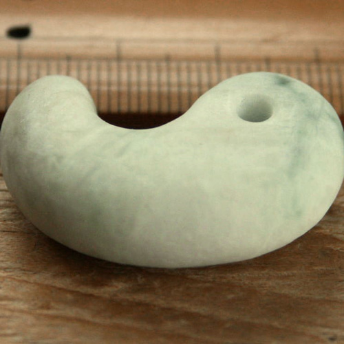 自分で磨く】『手磨き』糸魚川翡翠勾玉 M08088 32.5mm*21mm*11mm