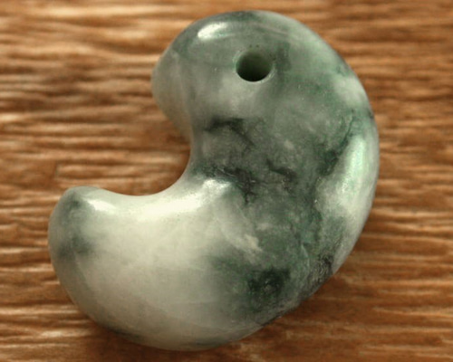 糸魚川翡翠勾玉 M06391 36mm*26mm*14mm 糸魚川産ヒスイ勾玉（曲玉