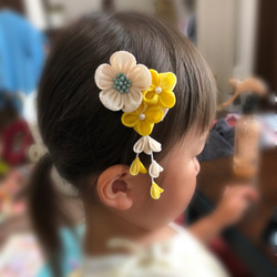 青い花と桜のベビークリップ　《つまみ細工》お花 ヘアアクセサリー 髪飾り 七五三 お宮参り お食い初め 初節句 ひな祭 5枚目の画像