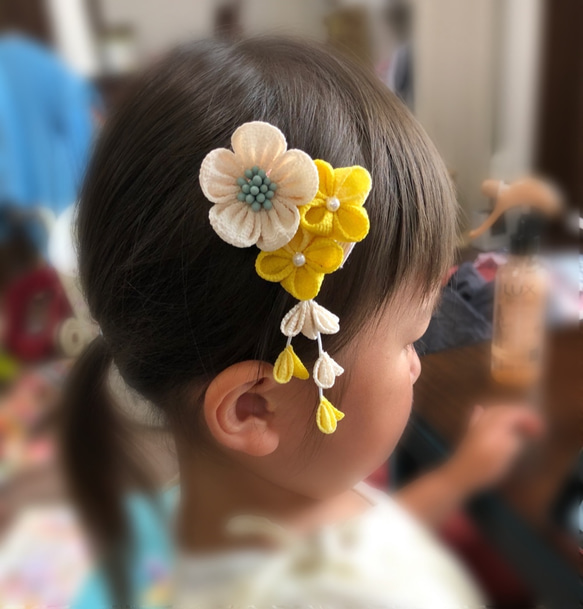 青い花と桜のベビークリップ　《つまみ細工》お花 ヘアアクセサリー 髪飾り 七五三 お宮参り お食い初め 初節句 ひな祭 5枚目の画像