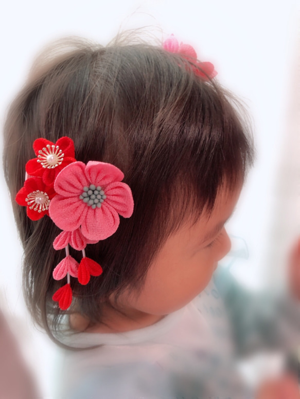 ピンクの花と梅のベビークリップ　《つまみ細工》お花 髪飾り ヘアアクセサリー 七五三 お食い初め 初節句 ひな祭 5枚目の画像