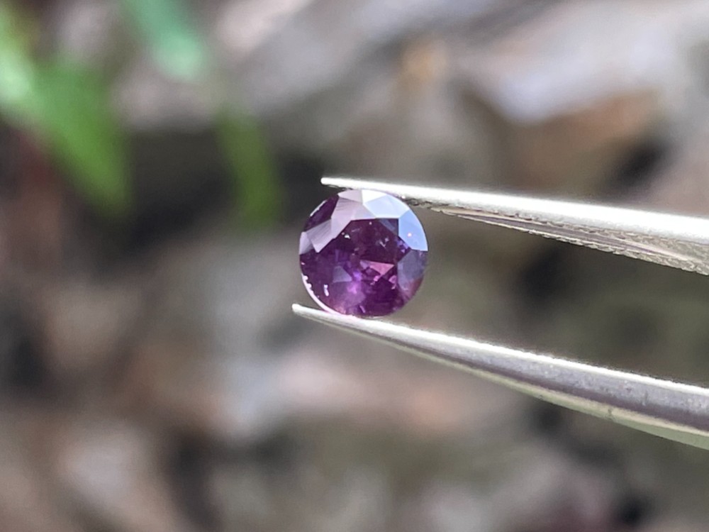 ダークピンクサファイア 0.90カラット オーバルカットの美しいダークピンク スリランカ原産