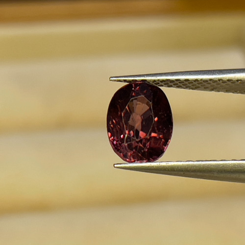 ダークブラウンのジルコンルース 2.13カラットのオーバルカット