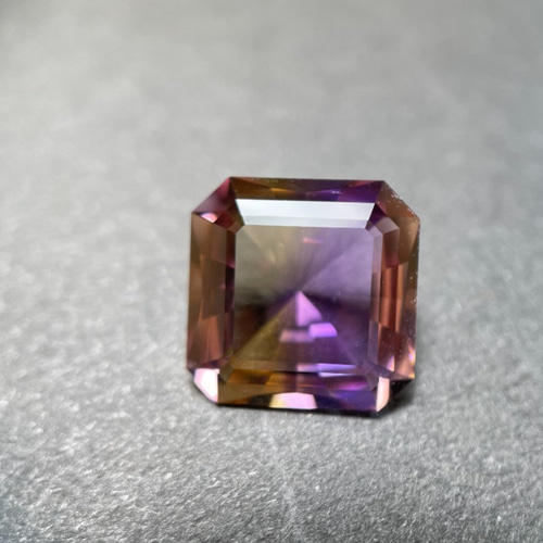 アメトリンルース、7.88カラットのアッシャーカット、パープル  