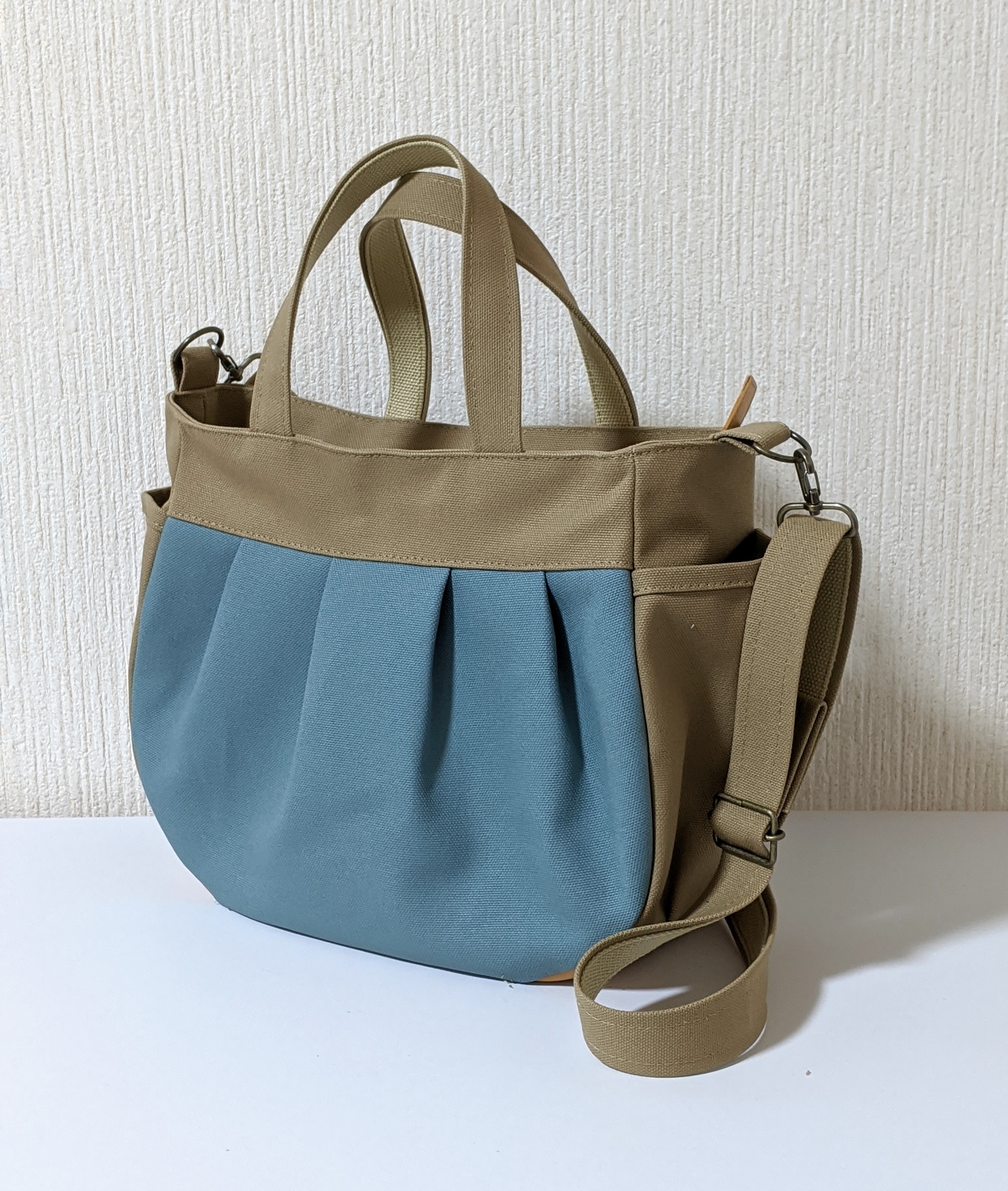帆布のぷっくり２wayショルダーバッグファスナー開閉 M　(サンドベージュ×ブルーグレー)