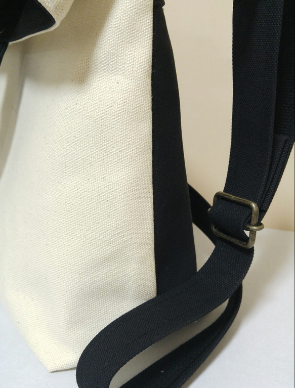 帆布雙色 2way 單肩包通勤上學 A4 兼容（黑色 x kinari） 第6張的照片