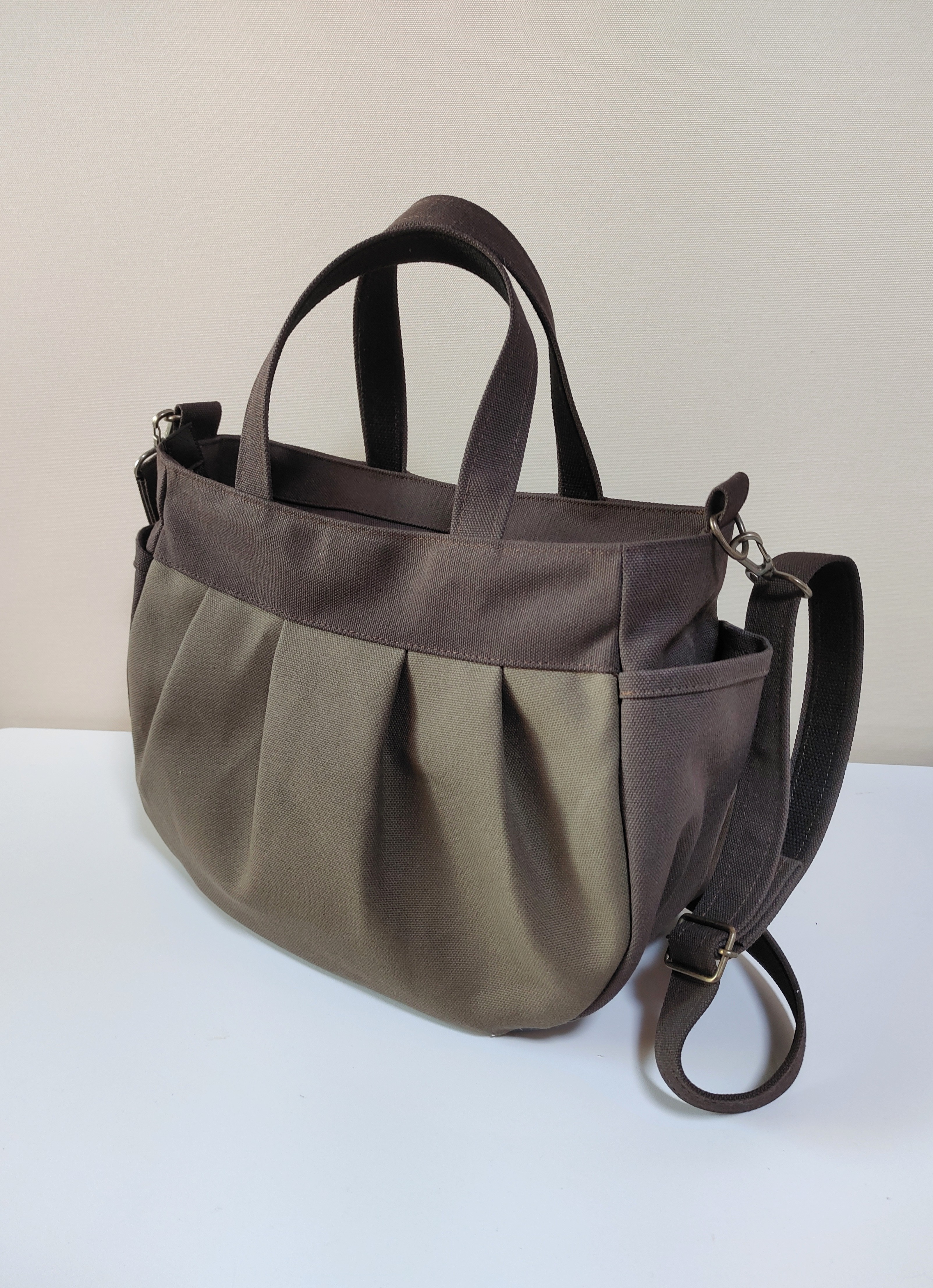 帆布のぷっくり２wayショルダーバッグファスナー開閉 M　(ダークブラウン×カーキ)