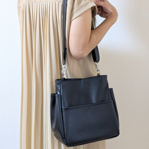 ポケットいっぱい ショルダーバッグM（ブラックpvcレザー） ショルダー