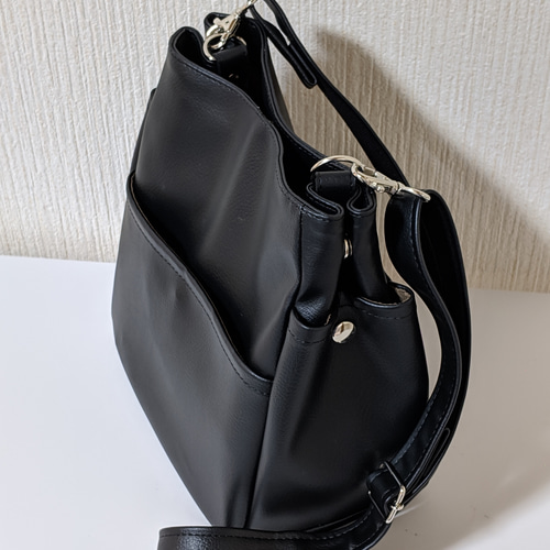 ポケットいっぱい ショルダーバッグM（ブラックpvcレザー） ショルダー