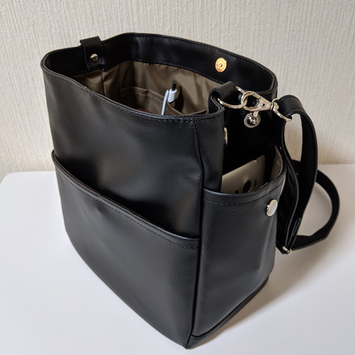 B.ブラック×チューリップ　ポケットいっぱいヌビバッグ　ショルダーベルト付き 撥水加工／マルチポケット／長さ調整可能】カジュアルミドル