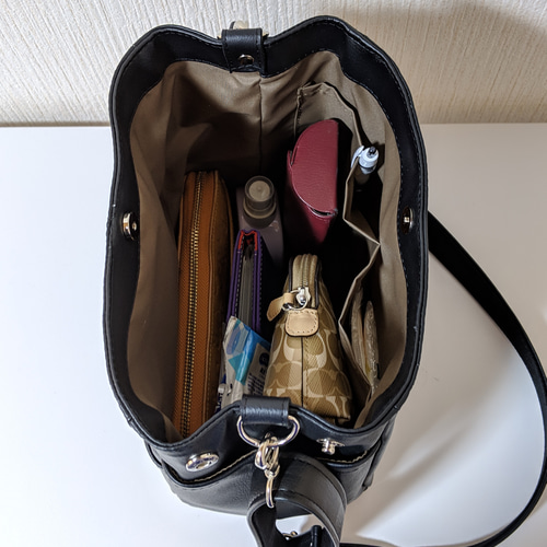 ポケットいっぱい ショルダーバッグM（ブラックpvcレザー） ショルダー