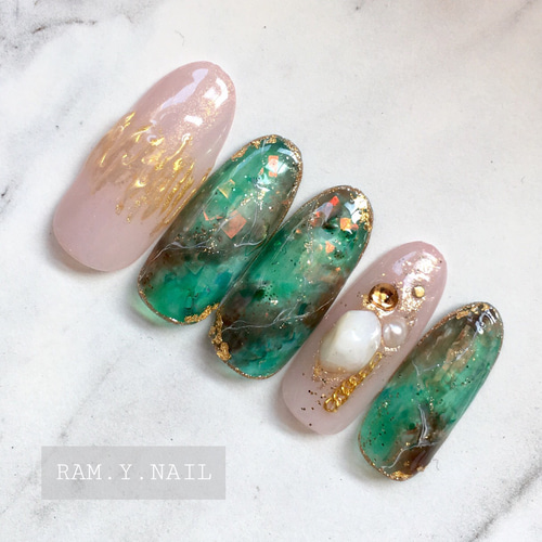 エメラルドグリーン 夏 透け感 ニュアンス 天然石 ネイルチップ  