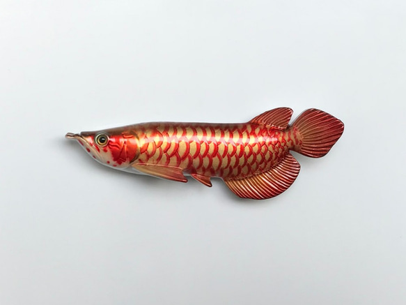 木製 鮮やかな魚の彫刻 アジア·アロワナ 木製台座付き】水晶 アロワナ彫刻