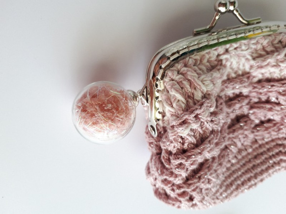 手編み　ミニがま口　内布付き　ピンク　ラメ　花　ガラスドーム 4枚目の画像