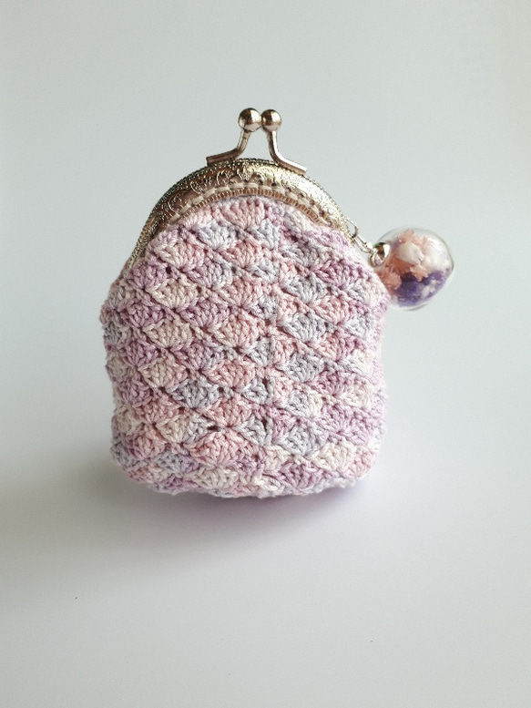 手編み　ミニがま口　丸底たて長　内布付き　パステル　パープルピンク　花　ガラスドーム 1枚目の画像