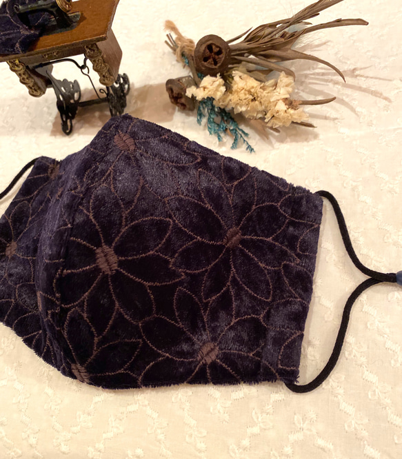 《秋冬マスク》　送料無料　ベロア花柄刺繍 純銀イオン抗菌生地　フィルターポケット付き 2枚目の画像