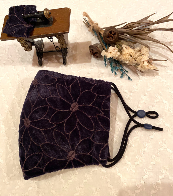 《秋冬マスク》　送料無料　ベロア花柄刺繍 純銀イオン抗菌生地　フィルターポケット付き 3枚目の画像