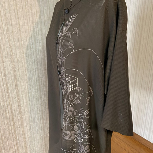 松に梅や菊花　黒留袖ジャケット　透け感カーディガン　絽素材　着物リメイク 松に梅や菊花 黒留袖ジャケット 透け感カーディガン 絽素材 着物