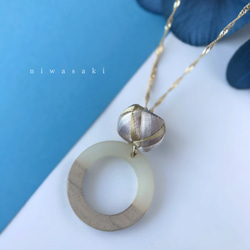 ちいさな加賀ゆびぬき◇絹糸とウッドフープのネックレス ＜シャンパンゴールド＞ 2枚目の画像