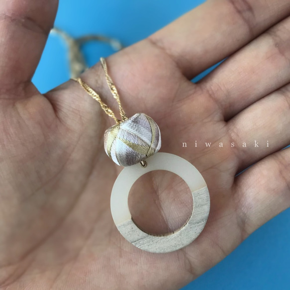 ちいさな加賀ゆびぬき◇絹糸とウッドフープのネックレス ＜シャンパンゴールド＞ 3枚目の画像